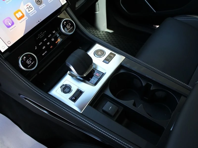 2026 Jaguar F-Pace - Image 14 of 18