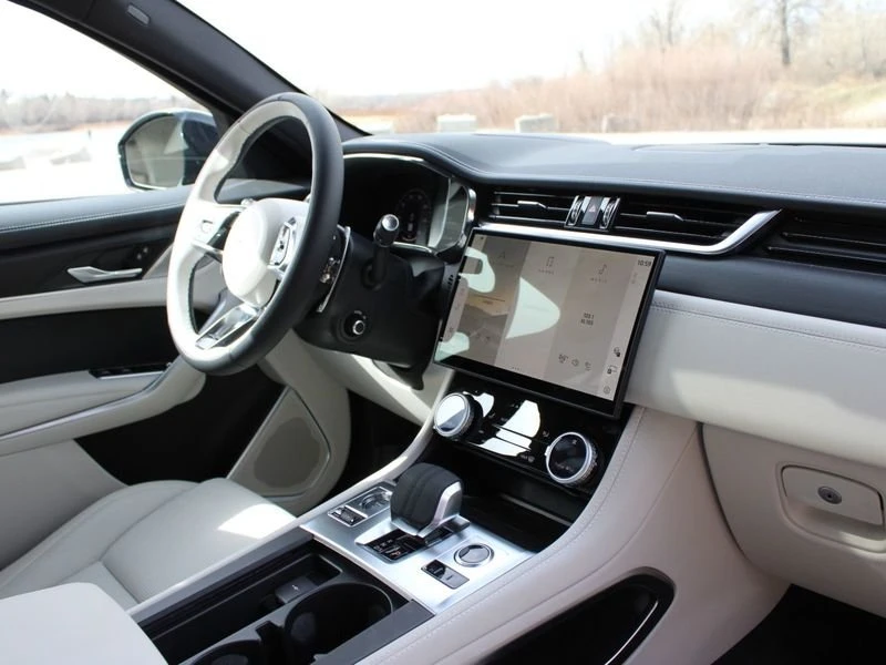 2026 Jaguar F-Pace - Image 9 of 18