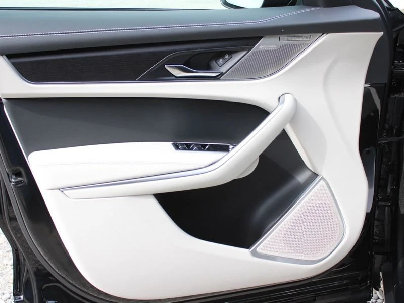 2026 Jaguar F-Pace - Image 17 of 18
