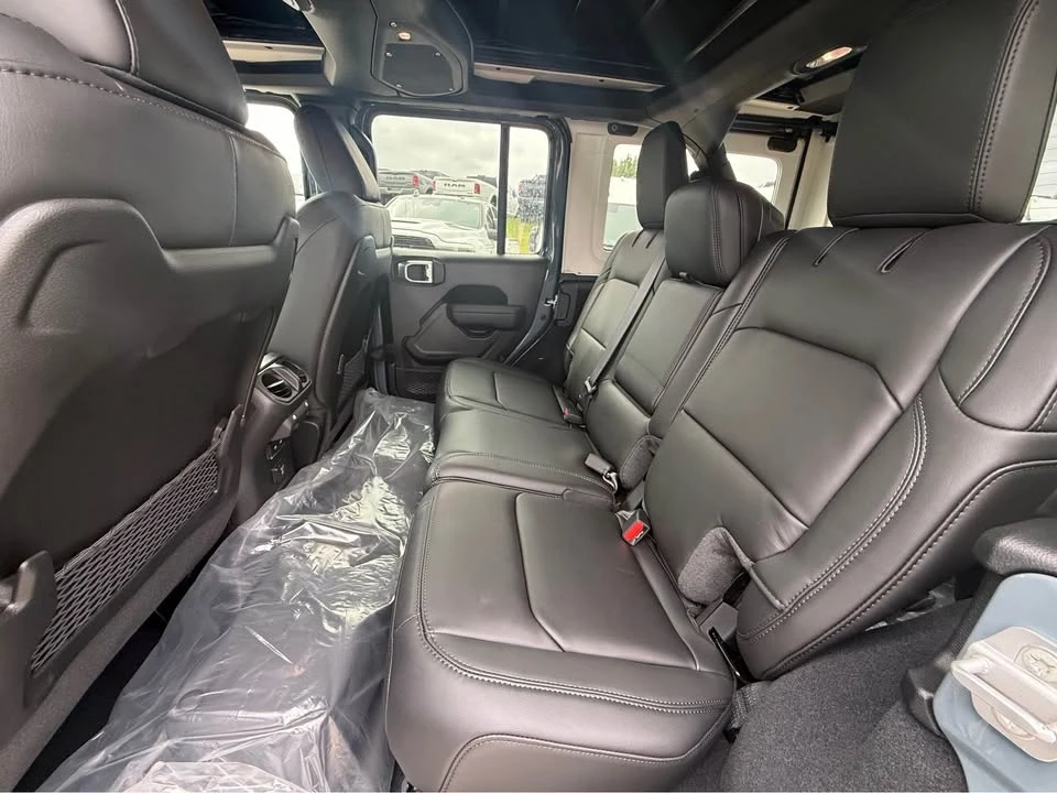 2026 Jeep JL Wrangler - Image 18 of 19