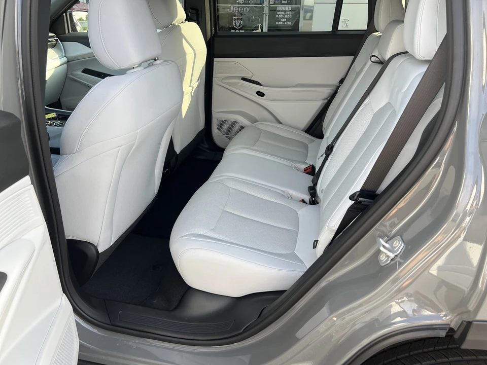 2026 Jeep Cherokee - Image 11 of 30
