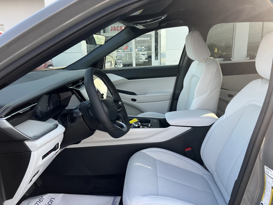 2026 Jeep Cherokee - Image 15 of 30