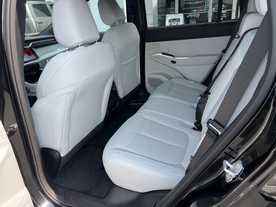 2026 Jeep Cherokee - Image 11 of 29
