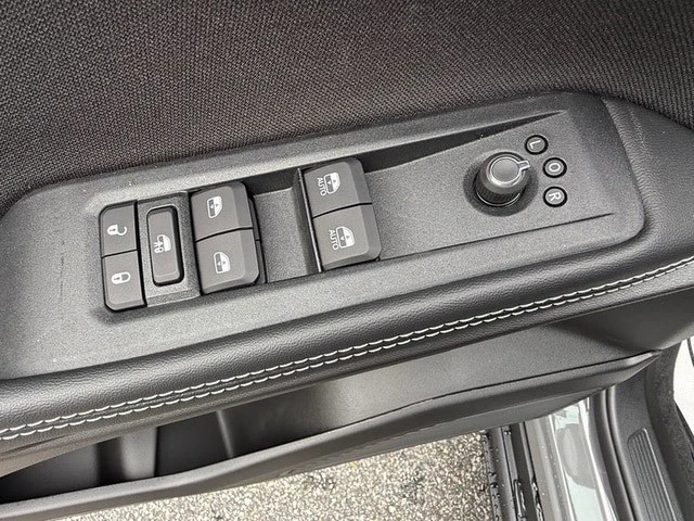 2026 Jeep Cherokee - Image 13 of 29