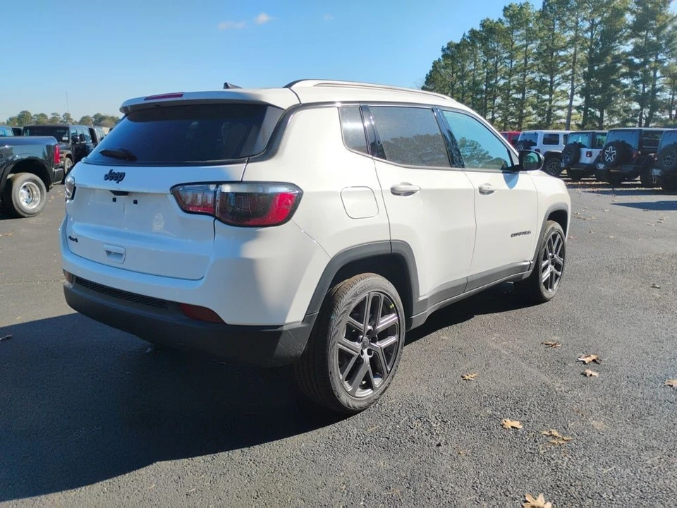 2026 Jeep Compass - Image 5 of 12
