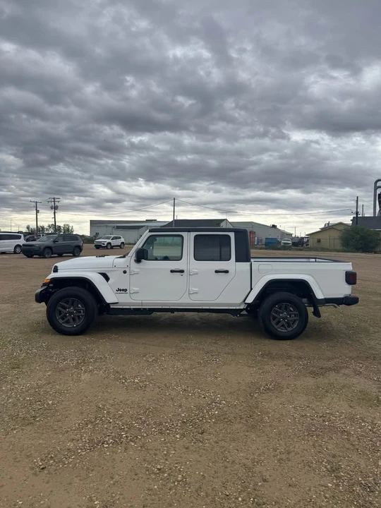 2026 Jeep JT Gladiator - Image 5 of 10