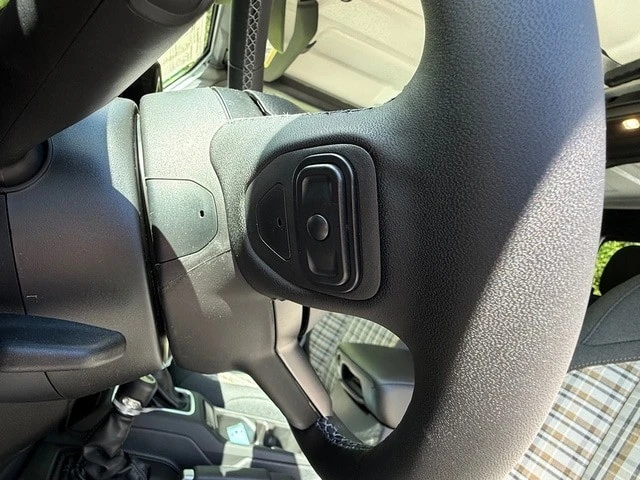 2026 Jeep JT Gladiator - Image 15 of 31