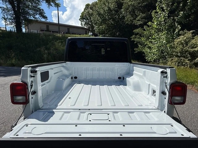 2026 Jeep JT Gladiator - Image 9 of 31