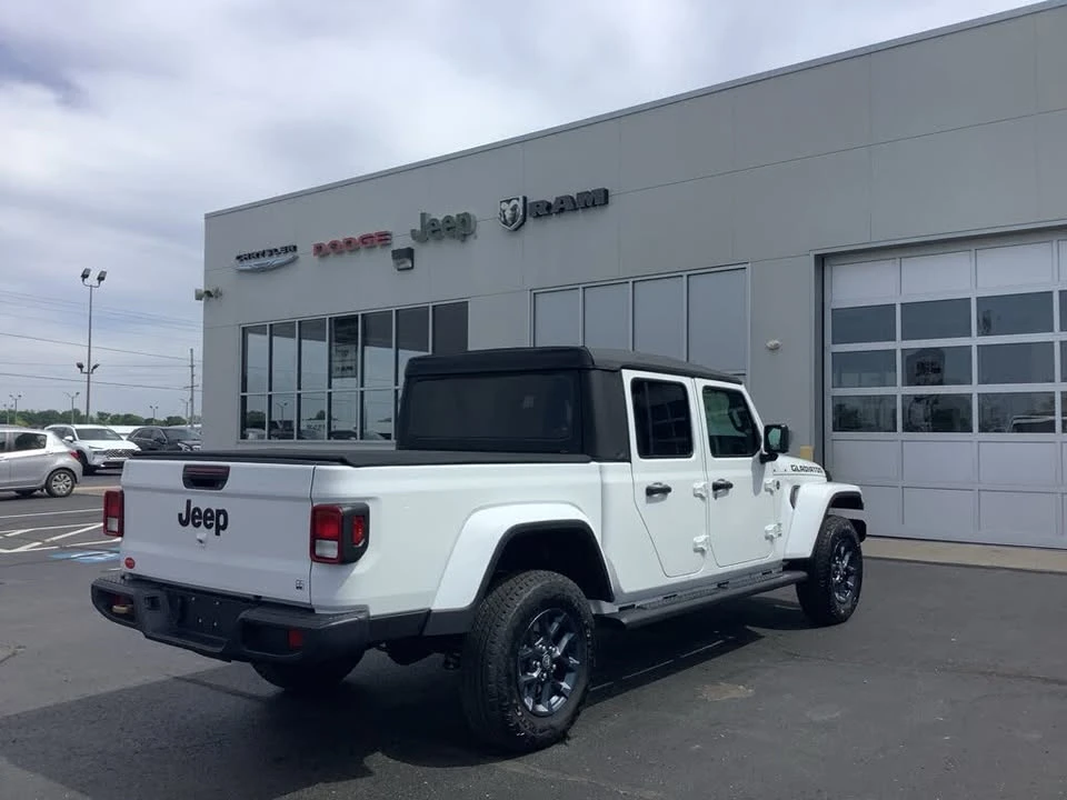 2026 Jeep JT Gladiator - Image 5 of 20