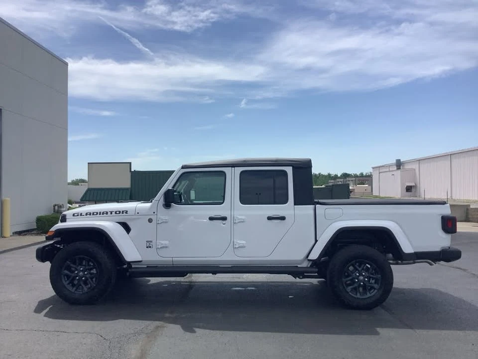 2026 Jeep JT Gladiator - Image 9 of 20