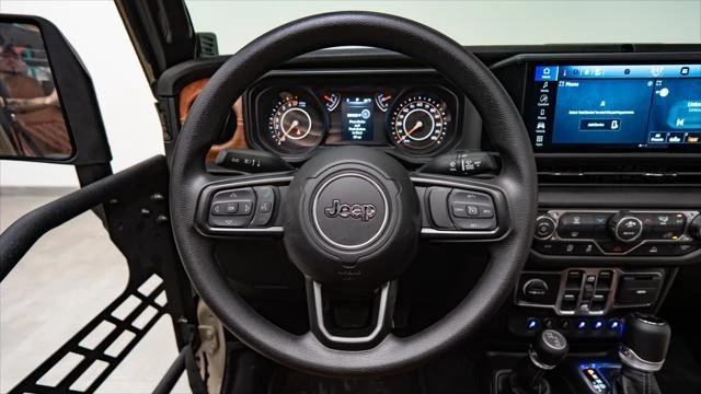 2026 Jeep JT Gladiator - Image 18 of 31