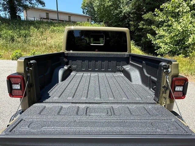 2026 Jeep JT Gladiator - Image 9 of 31