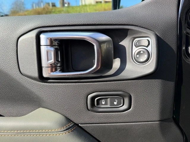 2026 Jeep JT Gladiator - Image 16 of 21
