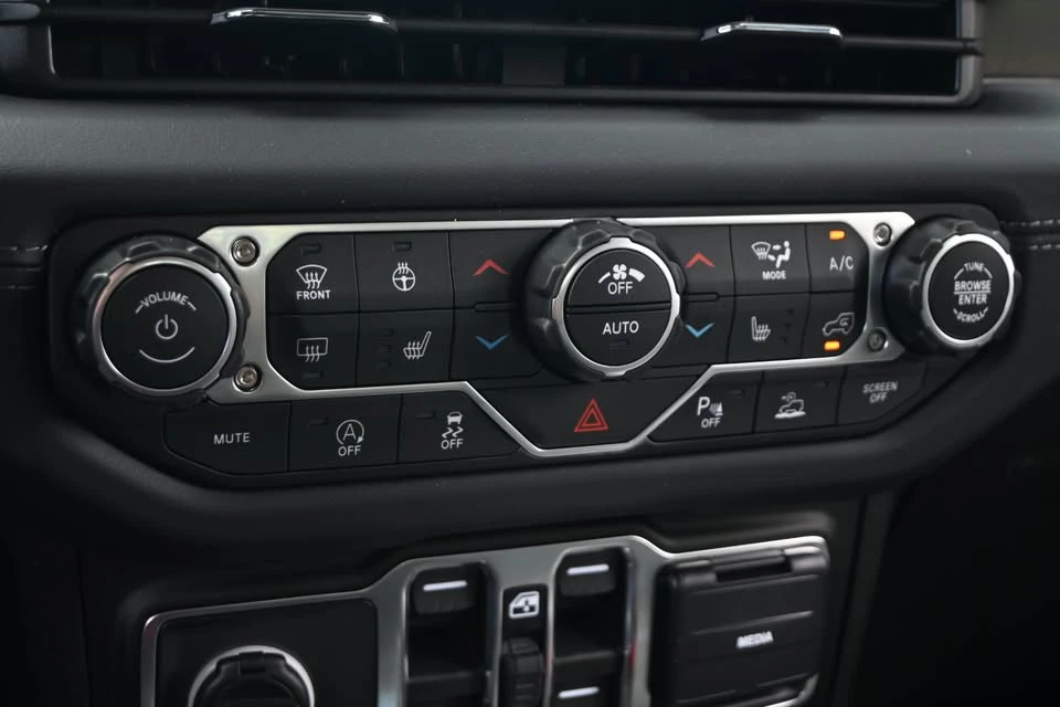 2026 Jeep JT Gladiator - Image 15 of 20