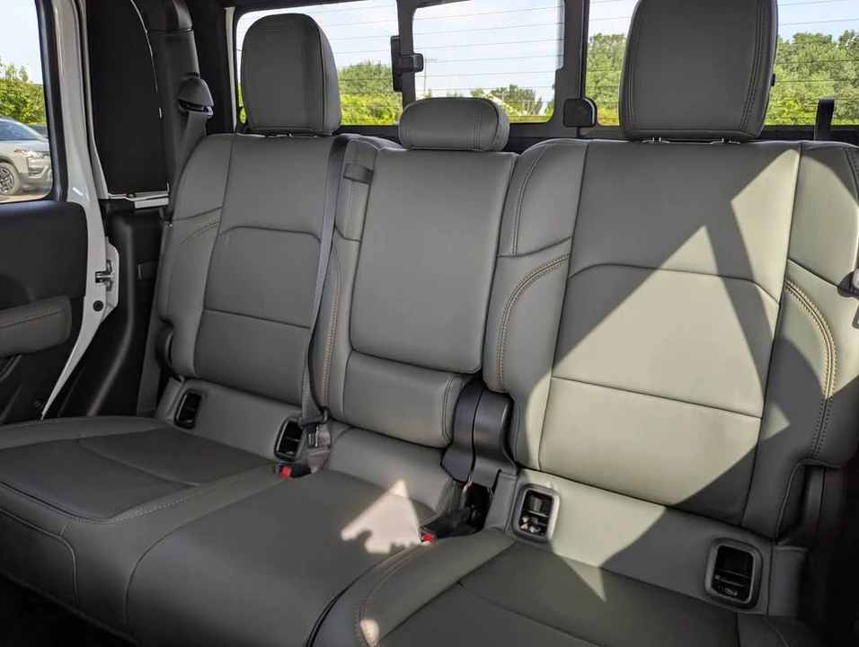 2026 Jeep JT Gladiator - Image 13 of 17
