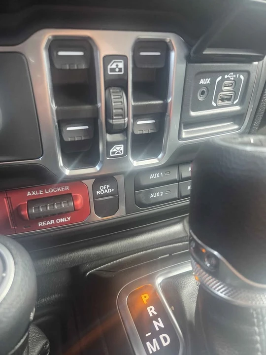 2026 Jeep JT Gladiator - Image 15 of 17