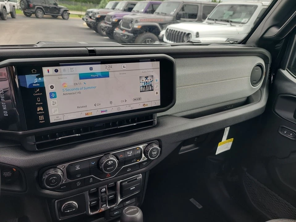 2026 Jeep JT Gladiator - Image 15 of 20