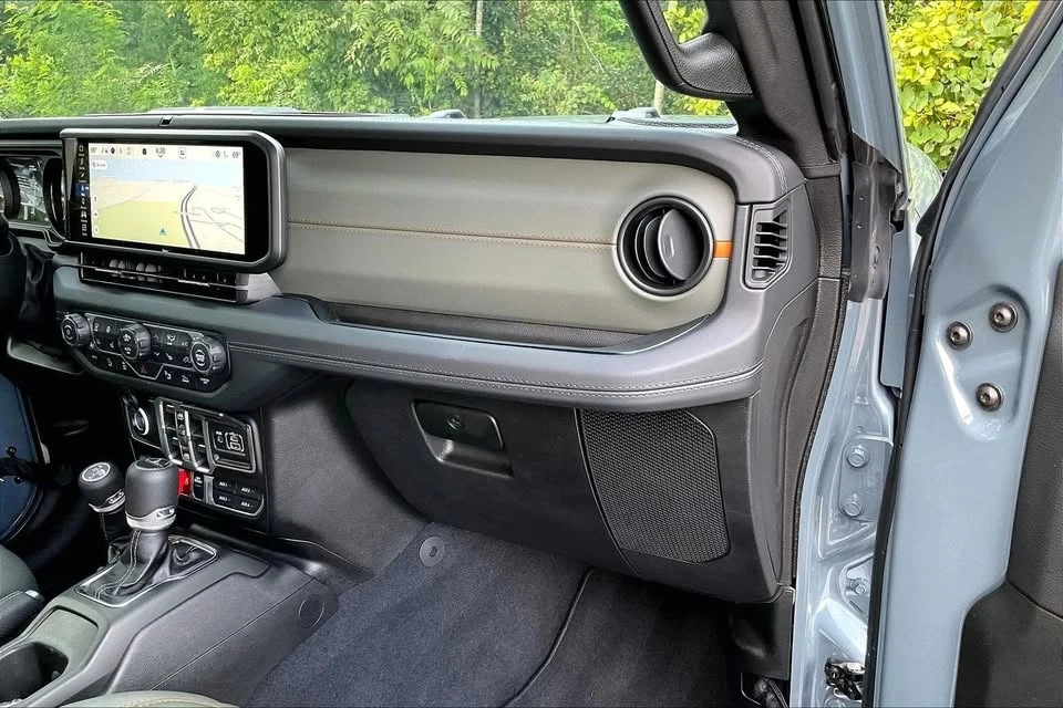 2026 Jeep JT Gladiator - Image 14 of 20