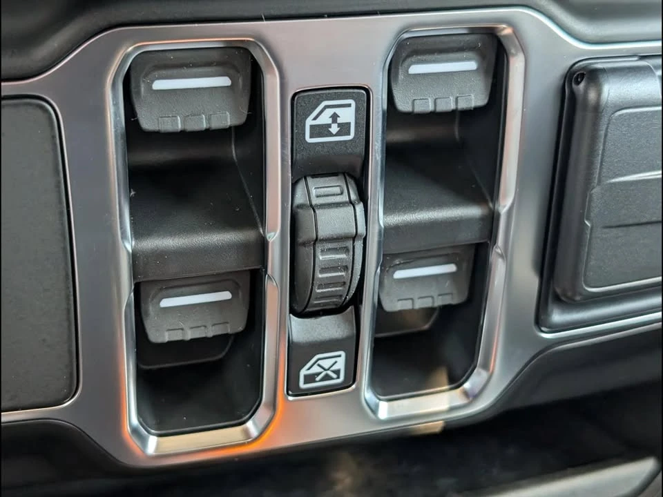 2026 Jeep JT Gladiator - Image 15 of 18