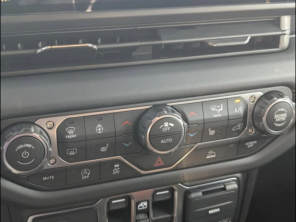 2026 Jeep JT Gladiator - Image 14 of 18