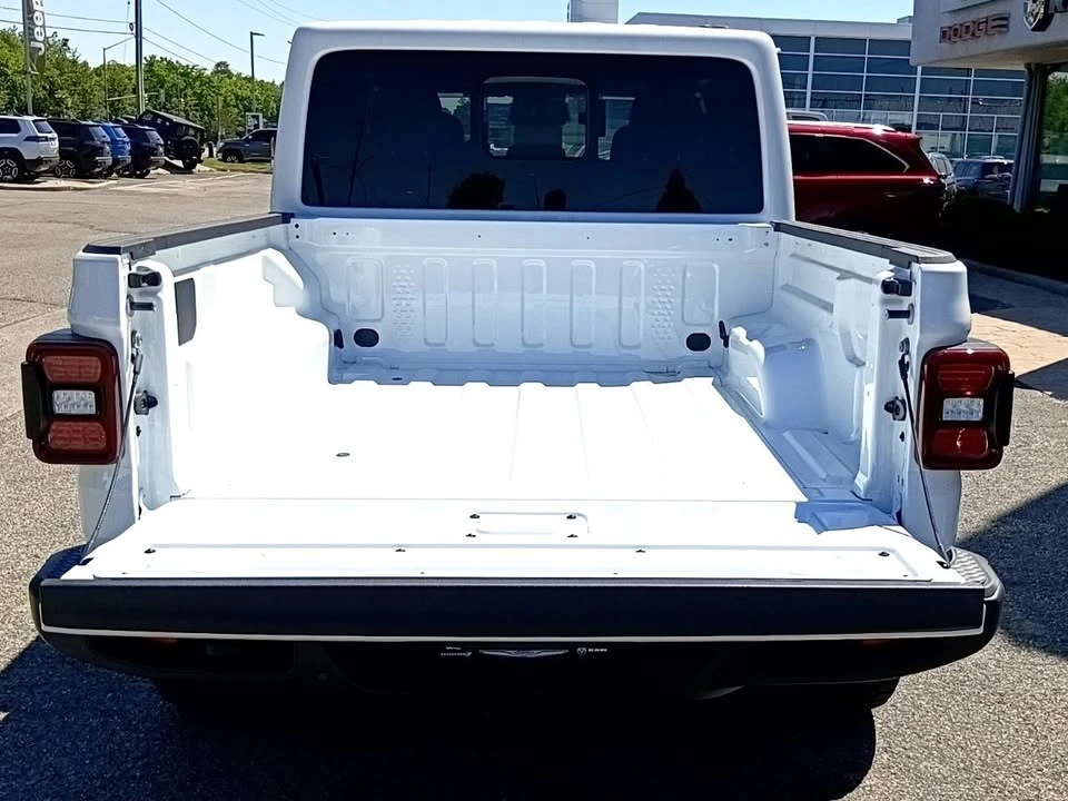 2026 Jeep JT Gladiator - Image 11 of 19