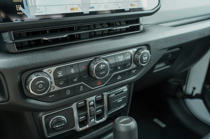 2026 Jeep JT Gladiator - Image 15 of 20