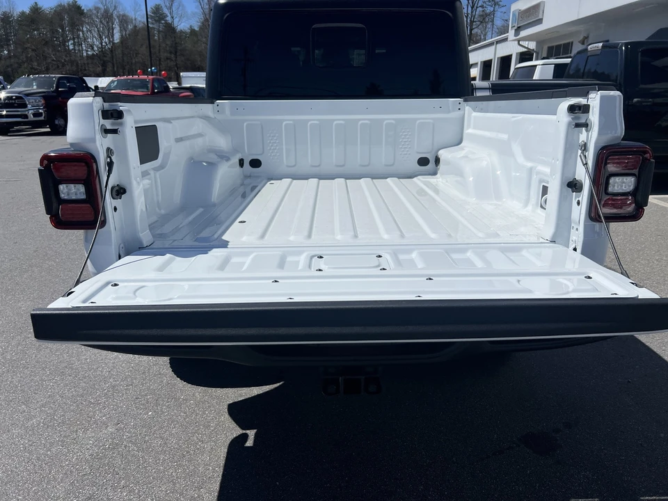 2026 Jeep JT Gladiator - Image 9 of 25