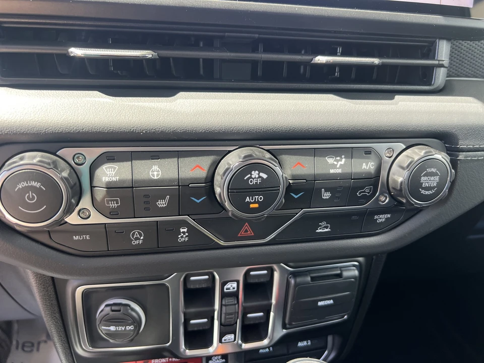 2026 Jeep JT Gladiator - Image 19 of 25