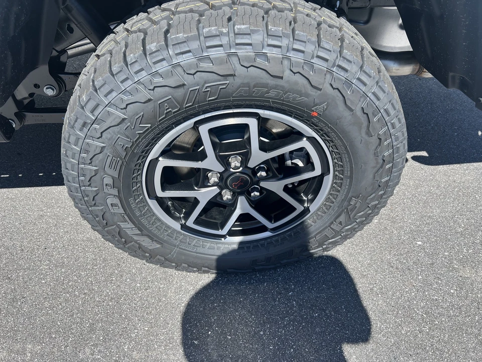 2026 Jeep JT Gladiator - Image 10 of 25