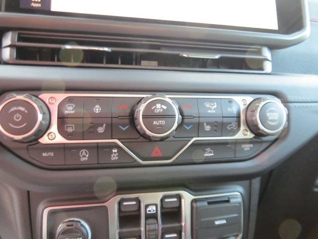2026 Jeep JT Gladiator - Image 19 of 20