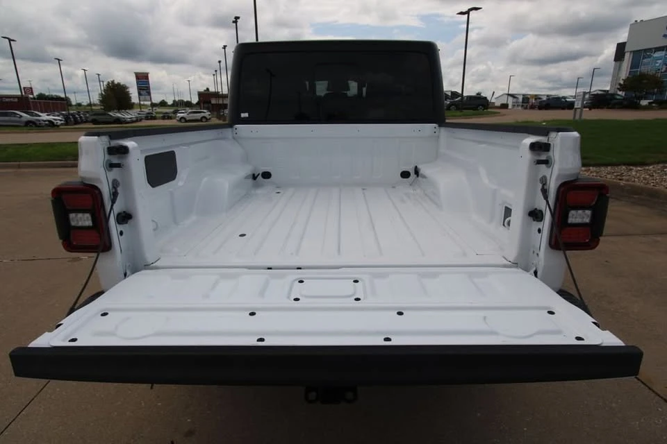 2026 Jeep JT Gladiator - Image 13 of 20