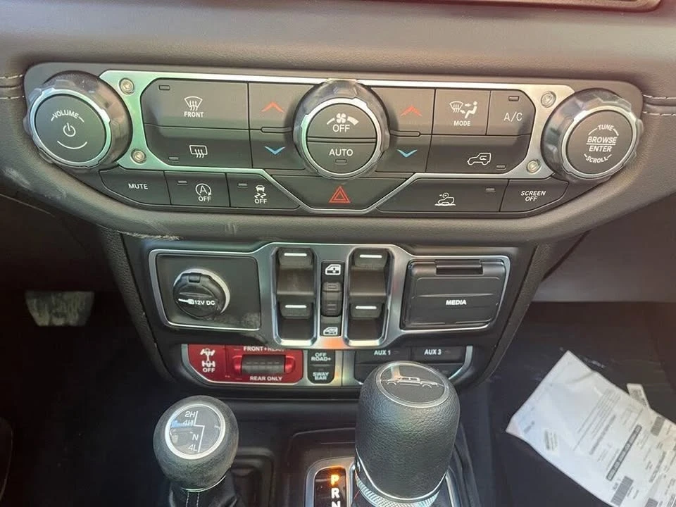 2026 Jeep JT Gladiator - Image 16 of 20