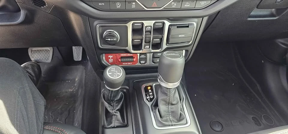 2026 Jeep JT Gladiator - Image 14 of 15