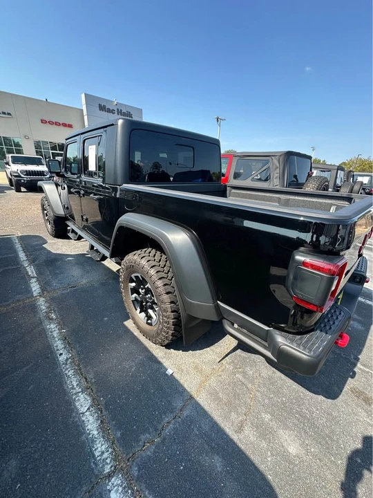 2026 Jeep JT Gladiator - Image 7 of 8