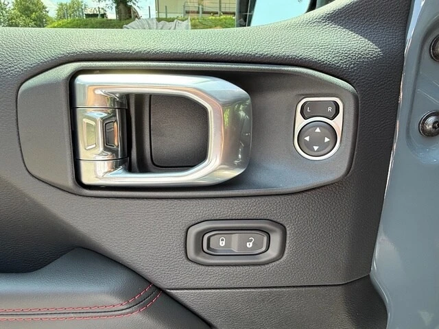 2026 Jeep Gladiator - Image 14 of 31