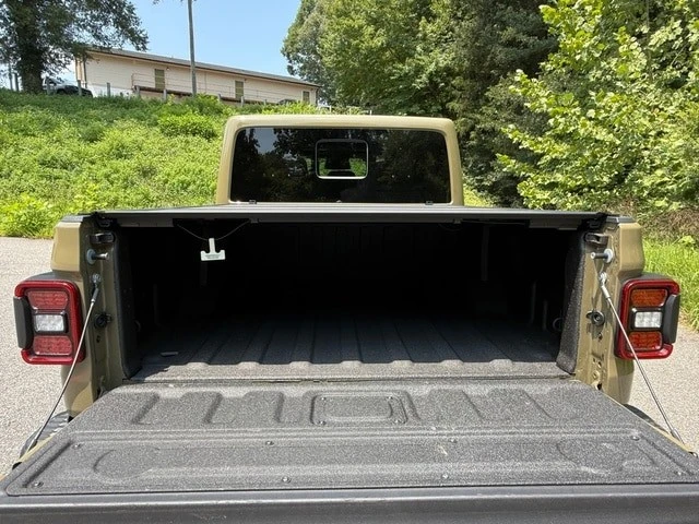 2026 Jeep JT Gladiator - Image 9 of 31