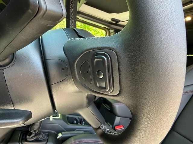 2026 Jeep JT Gladiator - Image 15 of 31