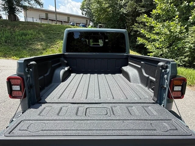 2026 Jeep JT Gladiator - Image 9 of 31