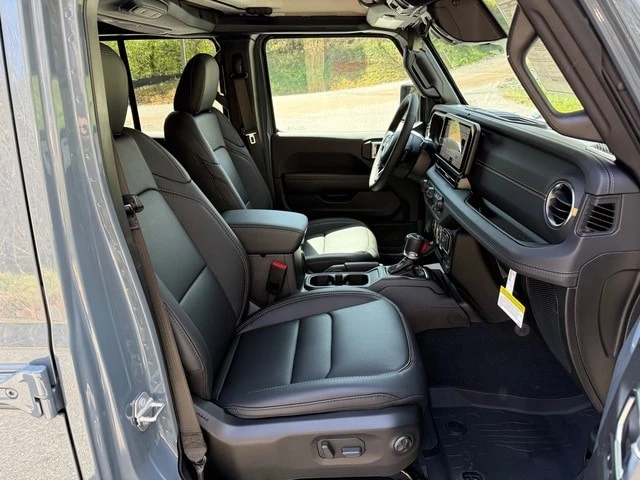 2026 Jeep JT Gladiator - Image 17 of 30