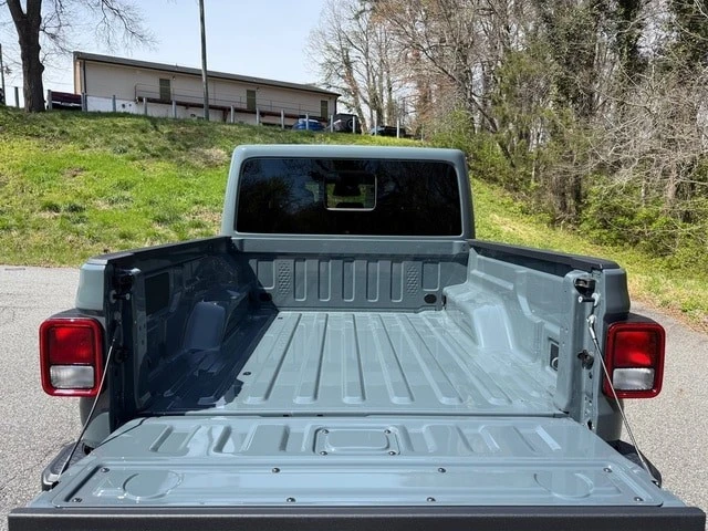 2026 Jeep JT Gladiator - Image 9 of 30