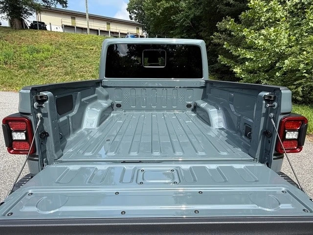 2026 Jeep JT Gladiator - Image 9 of 30