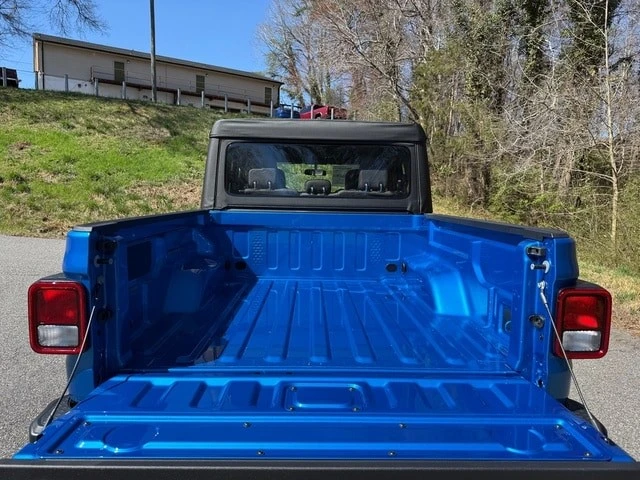 2026 Jeep JT Gladiator - Image 9 of 29