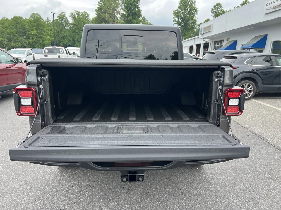 2026 Jeep JT Gladiator - Image 9 of 31