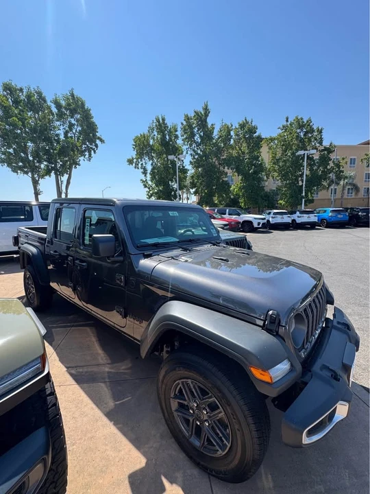 2026 Jeep JT Gladiator - Image 2 of 4
