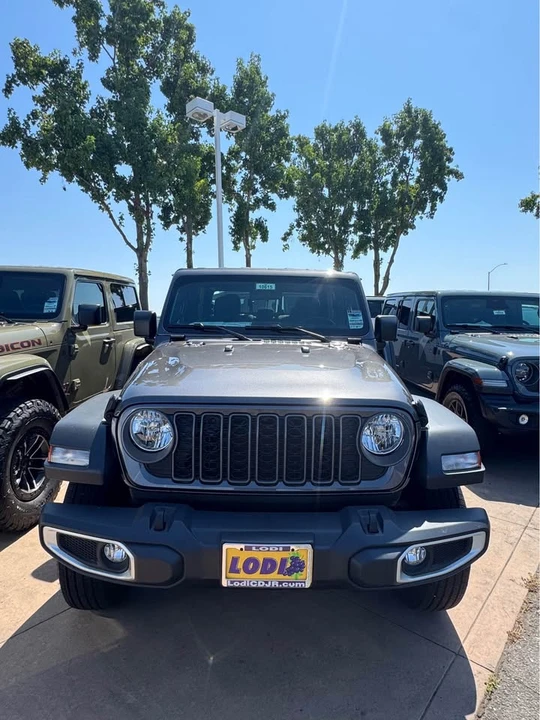 2026 Jeep JT Gladiator - Image 3 of 4