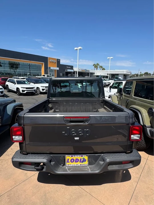 2026 Jeep JT Gladiator - Image 4 of 4