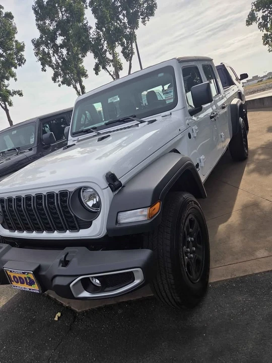 2026 Jeep JT Gladiator - Image 7 of 9