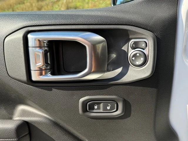 2026 Jeep JT Gladiator - Image 14 of 21