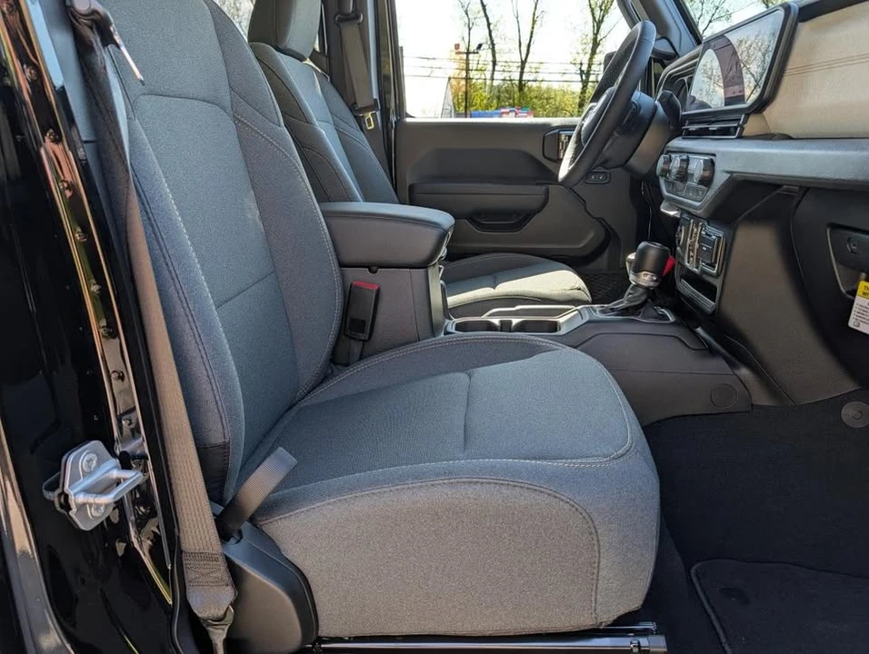 2026 Jeep JT Gladiator - Image 15 of 20