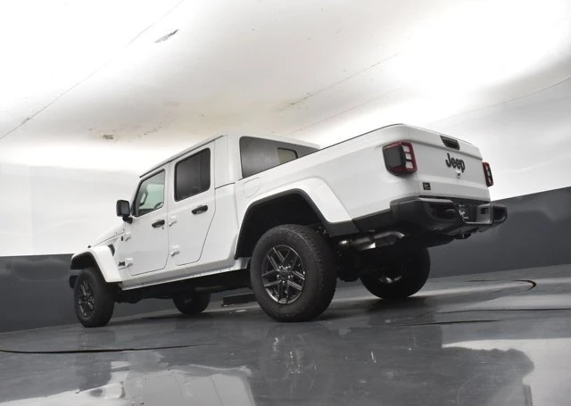 2026 Jeep JT Gladiator - Image 18 of 19